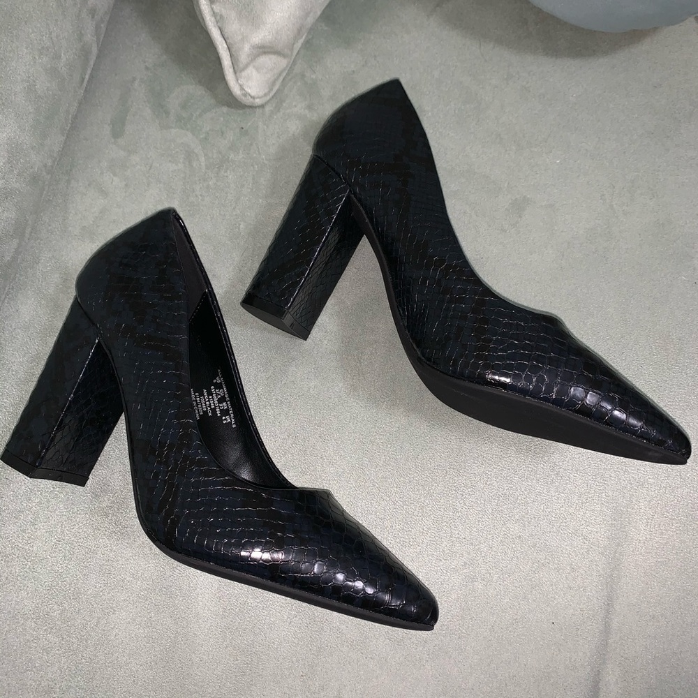 Olivia Miller Black “Anka” Snakeskin Print Pumps